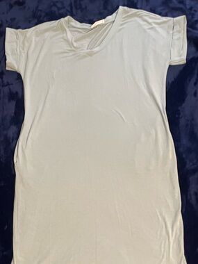 Size small boutique Light Sage V-Neck Midi Tshirt dress mint with pockets